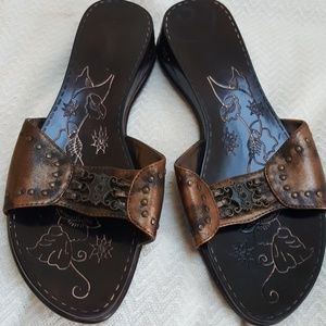 Bertinni brown carved sandals